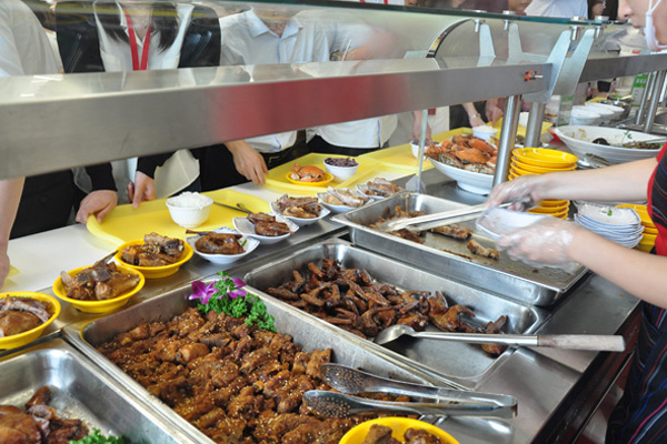 食堂承包助企業(yè)降低成本，減輕后勤食堂管理